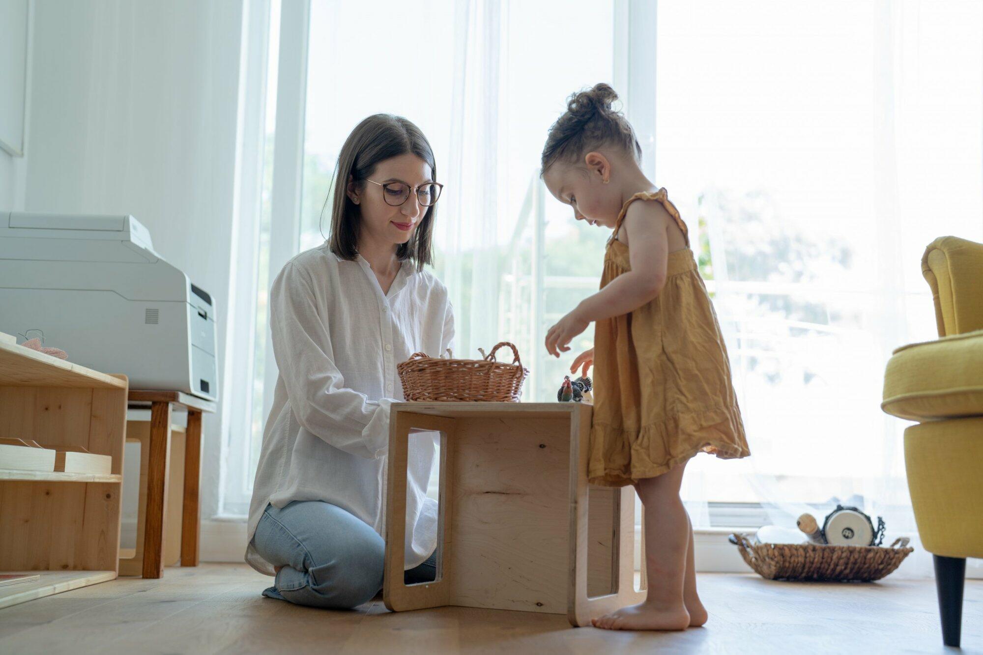 Nanny and child playing at home – job Nanny and child playing at home